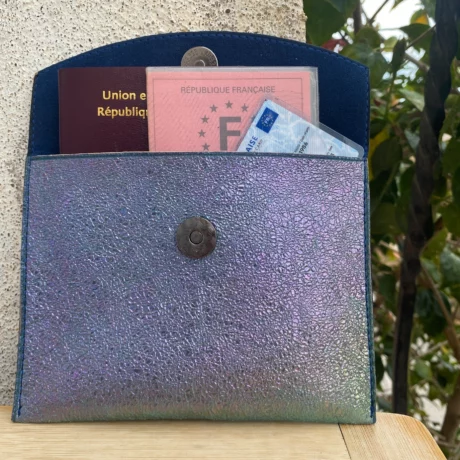 Pochette passeport cuir de chevre effet craquelé bleue nacré (4)