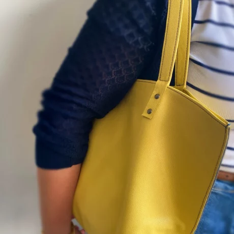 Grand sac cabas en cuir jaune avec intérieur cuir bleue