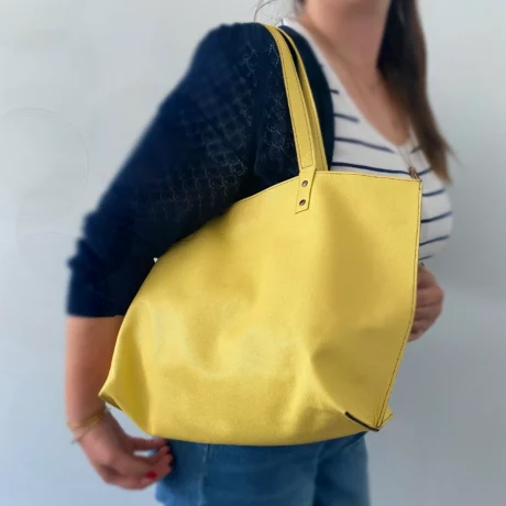 Grand sac cabas en cuir jaune avec intérieur cuir bleue