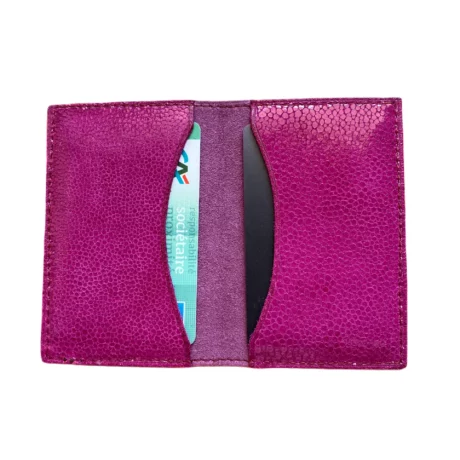 porte-cartes en cuir de veau grainé façon galuchat rose fuschia