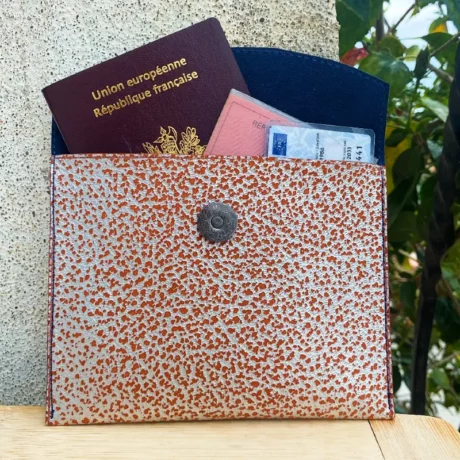 pochette passeport en cuir d'agneau métallisé orange argenté avec un bouton pression