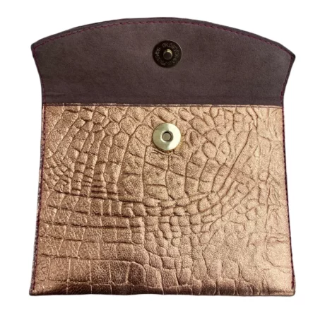 pochette passeport en cuir de veau effet croco rose gold