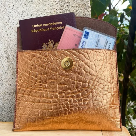 pochette passeport en cuir de veau effet croco rose gold