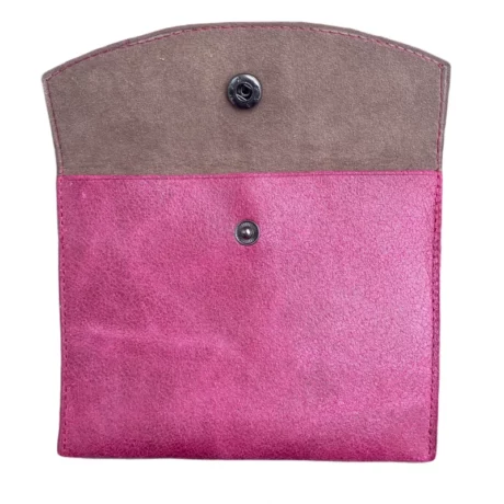 pochette passeport en cuir de veau rose fuchsia métallisé nacré 