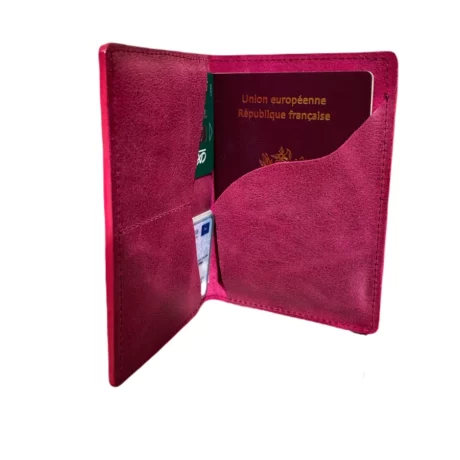 porte passeport en cuir de veau métallisé rose fuchsia