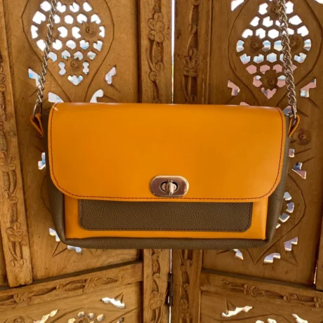 sac bandoulière en cuir de vachette grainé sépia et cuir de veau lisse orange