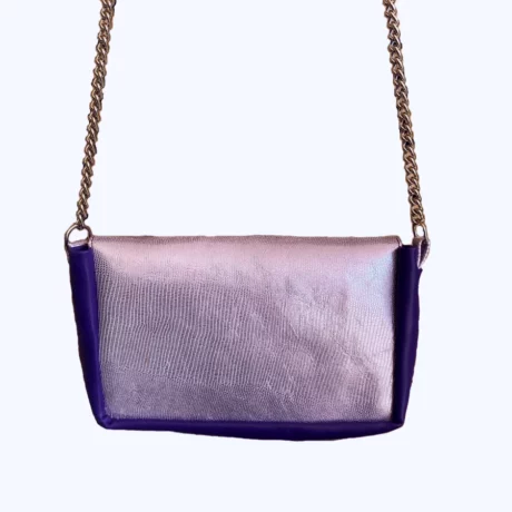 sac bandoulière en cuir de chèvre métallisé façon lézard et cuir d'agneau violet