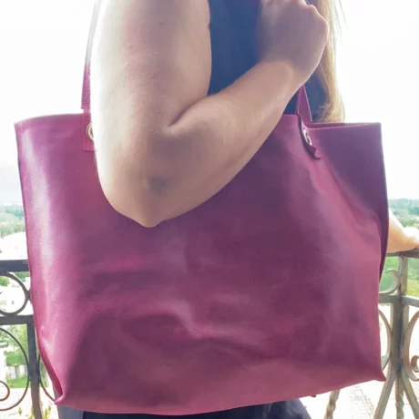 sac cabas grand modèle en cuir de veau métallisé nacré rose fuchsia