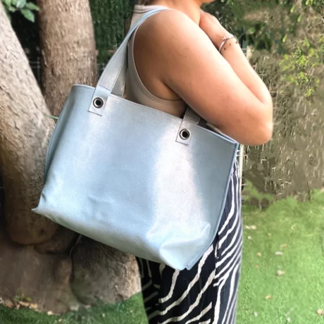 sac cabas grand modèle en cuir de veau blanc pailleté et intérieur cuir bleue canard