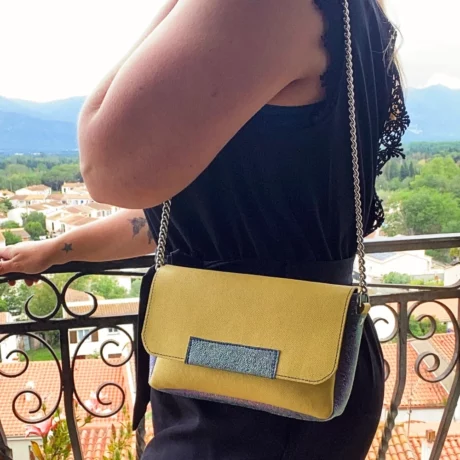 sac en cuir de veau jaune et cuir de chèvre bleue nacré avec chaine en métal