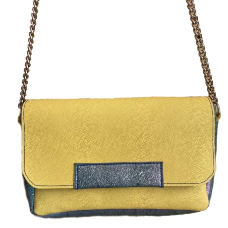 sac en cuir de veau jaune et cuir de chèvre bleue nacré avec chaine en métal