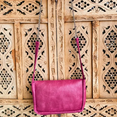 sac avec bandoulière en cuir de veau nacré métallisé rose fuchsia