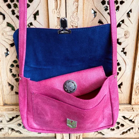 sac avec bandoulière en cuir de veau nacré métallisé rose fuchsia