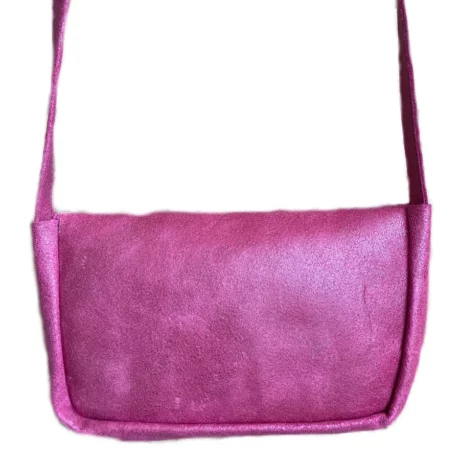 sac avec bandoulière en cuir de veau nacré métallisé rose fuchsia