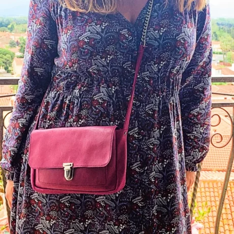 sac avec bandoulière en cuir de veau nacré métallisé rose fuchsia