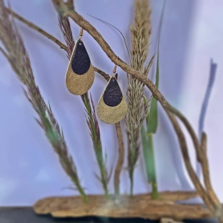 Boucles d'oreilles en cuir doré pailleté et noir métallisé avec une monture en métal doré