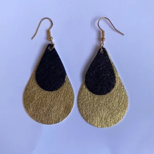 Boucles d'oreilles en cuir doré pailleté et noir métallisé avec une monture en métal doré