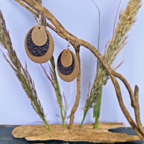 boucles d'oreilles en cuir métallisé doré et noir métallisé craquelé avec une monture en argent 925/1000