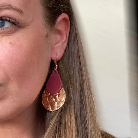 boucles d'oreilles en cuir effet croco rose gold et bordeaux avec une monture en métal rose gold 