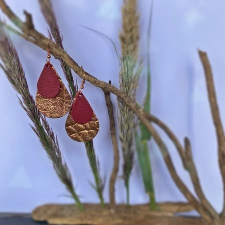 boucles d'oreilles en cuir effet croco rose gold et bordeaux avec une monture en métal rose gold 