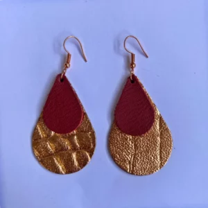 boucles d'oreilles en cuir effet croco rose gold et bordeaux avec une monture en métal rose gold