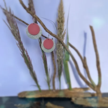 boucles d'oreilles en cuir blanc nacré effet craquelé et rose avec une monture en argent 925/1000