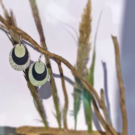 boucles d'oreilles en cuir blanc nacré effet craquelé et bleu foncé avec une monture en argent 925/1000