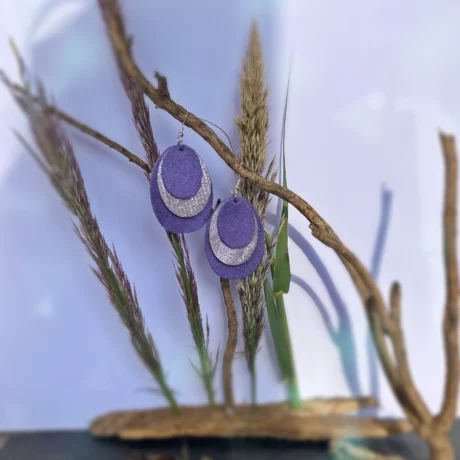 boucles d'oreilles en cuir violet métallisé et grainé façon lézard parme avec une monture en argent 925/1000