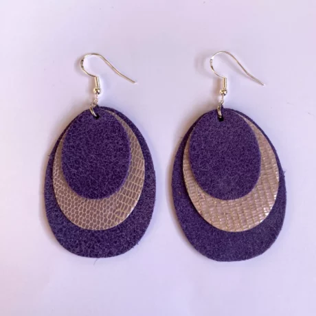 boucles d'oreilles en cuir violet métallisé et grainé façon lézard parme avec une monture en argent 925/1000