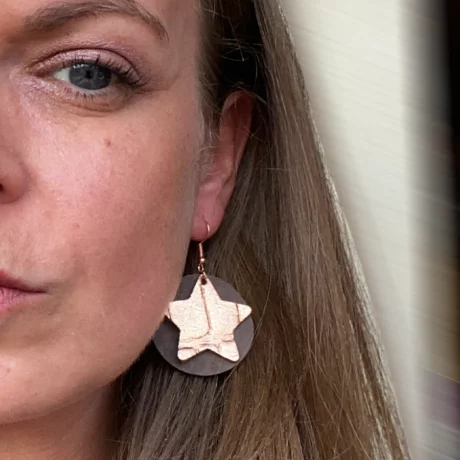 boucles d'oreilles en cuir effet croco rose gold et marron avec une monture en métal rose gold 