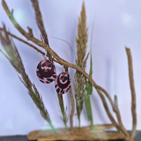 boucles d'oreilles en cuir effet léopard rose et marron glacé avec une monture en argent 925/1000