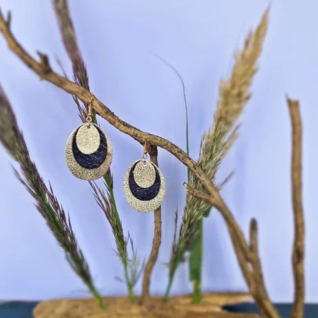 boucles d'oreilles en cuir doré pailleté et noir métallisé avec une monture en métal doré