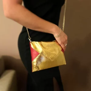 pochette de soirée en cuir d'agneau doré métallisé et cuir de chèvre lisse rouge avec une chaine en métal doré