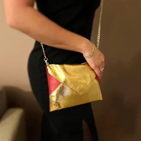 pochette de soirée en cuir d'agneau doré métallisé et cuir de chèvre lisse rouge avec une chaine en métal doré 