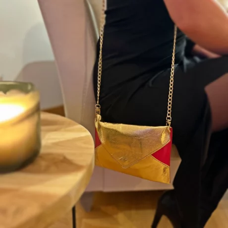 pochette de soirée en cuir d'agneau doré métallisé et cuir de chèvre lisse rouge avec une chaine en métal doré 