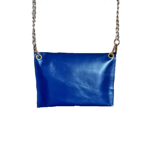 pochette de soirée en cuir de chèvre bleu navy et cuir d'agneau doré avec une chaine en métal doré