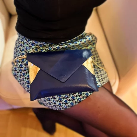 pochette de soirée en cuir de chèvre bleu navy et cuir d'agneau doré avec une chaine en métal doré