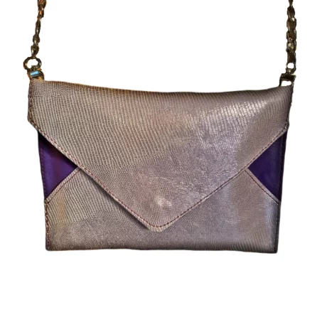 pochette de soirée en cuir de chèvre métallisé parme effet lézard et cuir d'agneau violet avec une chaine en métal argenté