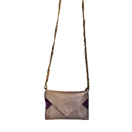 pochette de soirée en cuir de chèvre métallisé parme effet lézard et cuir d'agneau violet avec une chaine en métal argenté