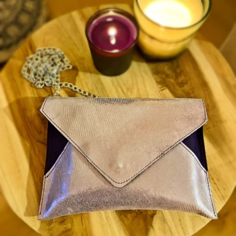 pochette de soirée en cuir de chèvre métallisé parme effet lézard et cuir d'agneau violet avec une chaine en métal argenté