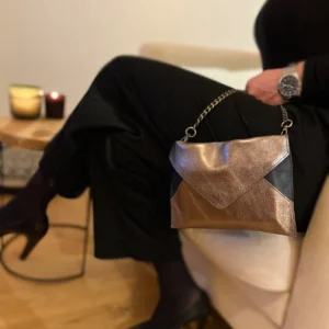 pochette de soirée en cuir de veau bronze et cuir d'agneau bleu marine avec une chaine en métal bronze